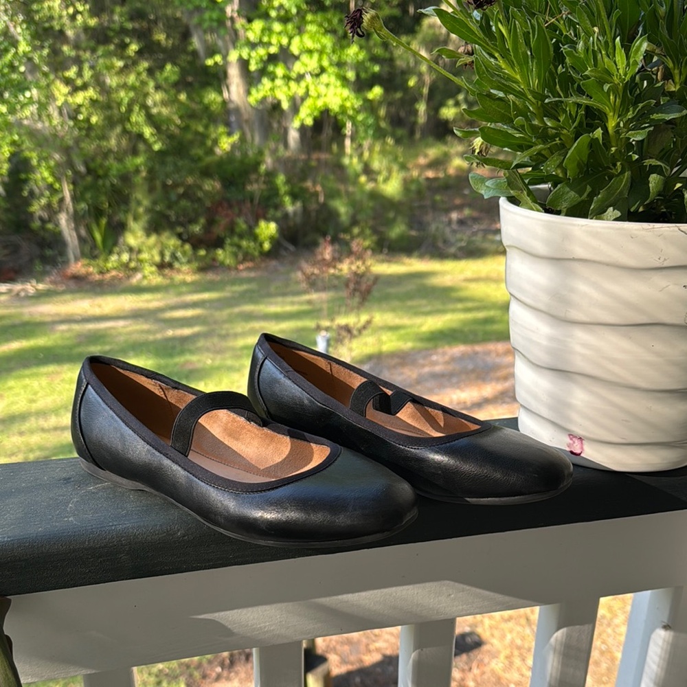 Elegant Black Women's Flats